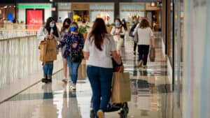 Máscara obrigatória em espaços comerciais com mais de 400 metros quadrados