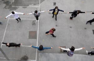 Máscaras no recreio deixam de ser obrigatórias e regras de isolamento mais flexíveis 