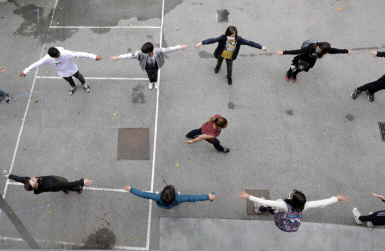 Máscaras no recreio deixam de ser obrigatórias e regras de isolamento mais flexíveis&nbsp;