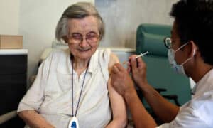 "É mais produtivo vacinar quem não está vacinado para impedir cadeias de transmissão"