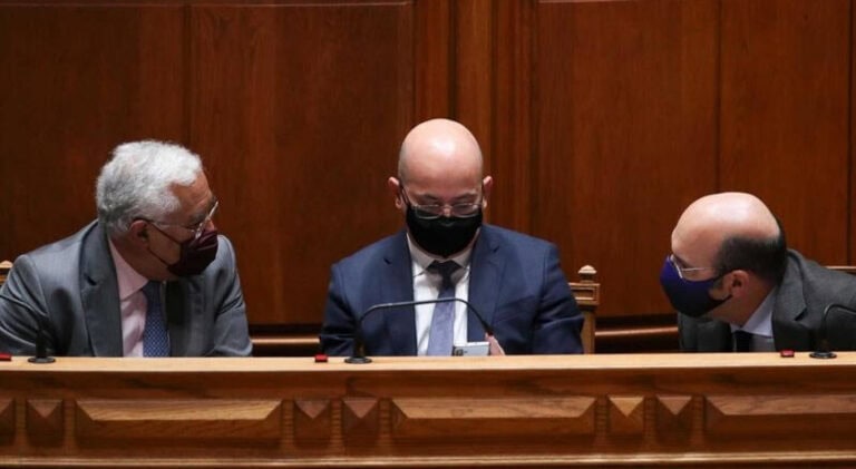 Governo entrega proposta de orçamento na Assembleia da República