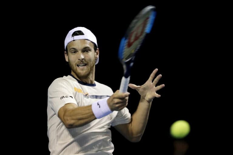João Sousa sobe seis lugares no ranking mundial de ténis