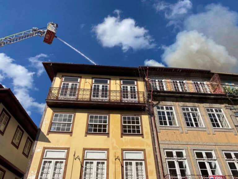 Bombeiros combatem incêndio no centro histórico de Guimarães&nbsp;