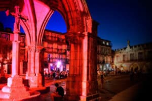 Associação vimaranense ilumina Padrão do Salado em campanha contra cancro da mama