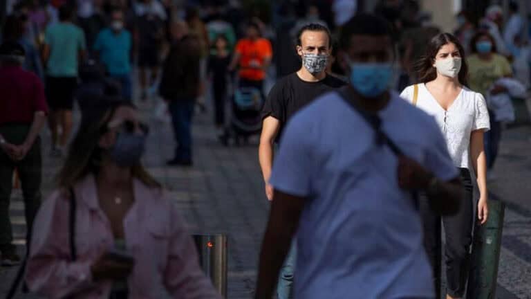 Especialistas admitem entrada na 5.ª vaga e defendem reforço da vacina nos mais novos