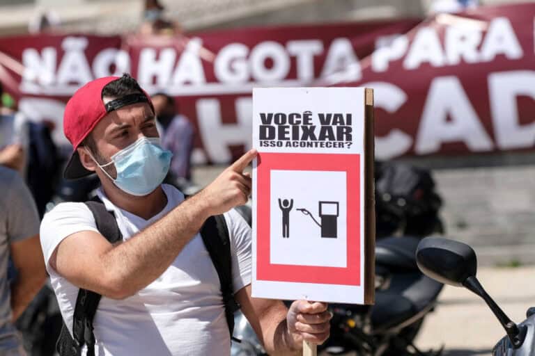 "Não há gota para esta palhaçada". Protesto sai às ruas de Guimarães