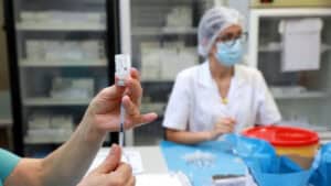 Vacinação dos profissionais de saúde com terceira dose começa esta segunda-feira&nbsp;