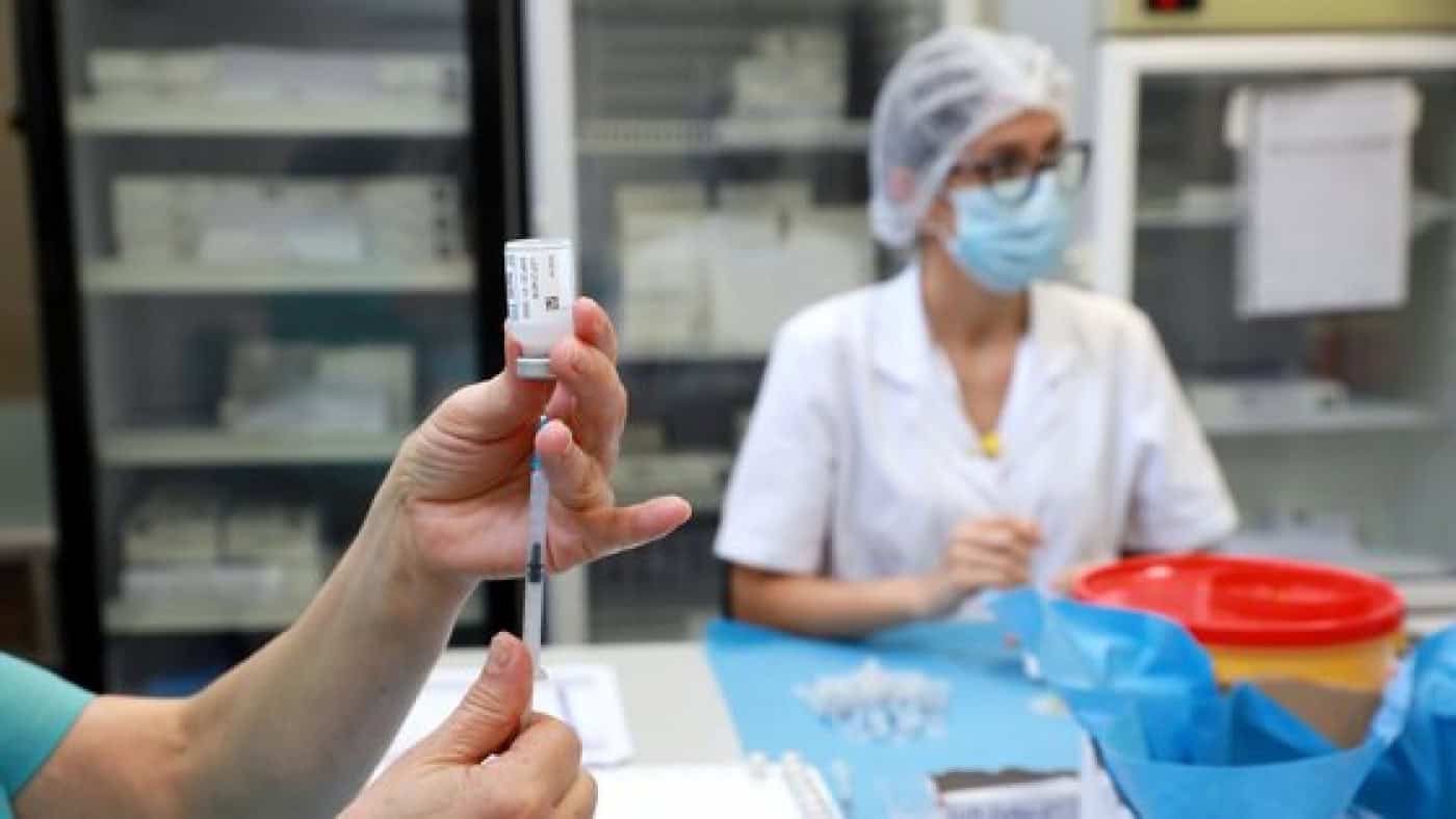 Vacinação dos profissionais de saúde com terceira dose começa esta segunda-feira