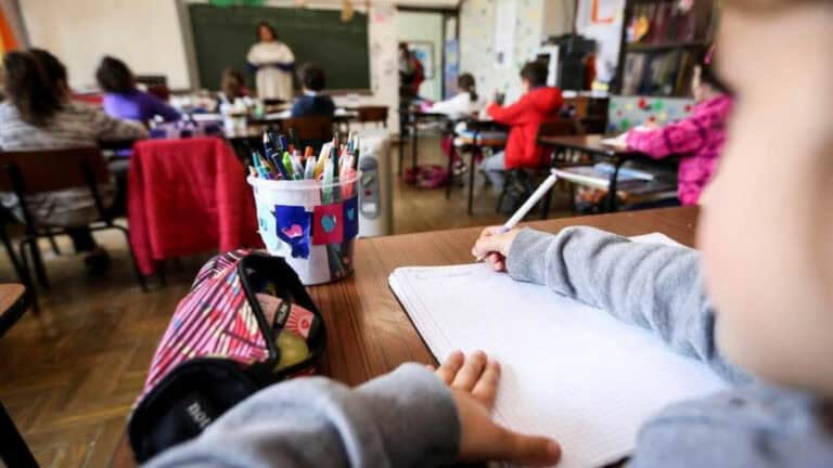 Contratar diplomados de outras áreas pode gerar retrocesso na educação