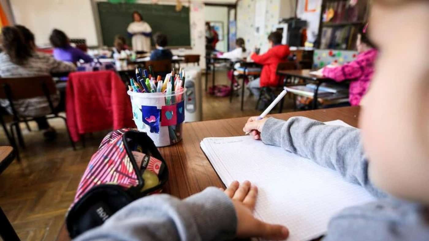 Contratar diplomados de outras áreas pode gerar retrocesso na educação