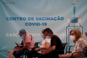 Pessoas com 65 anos ou mais já podem agendar reforço da covid-19 e vacina contra a gripe