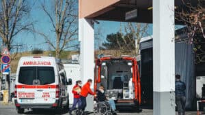 Profissionais do setor social e bombeiros recebem terceira dose da vacina