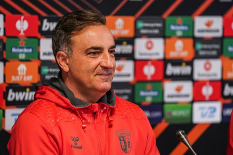 Carlos Carvalhal garante que buscas não afetam a equipa