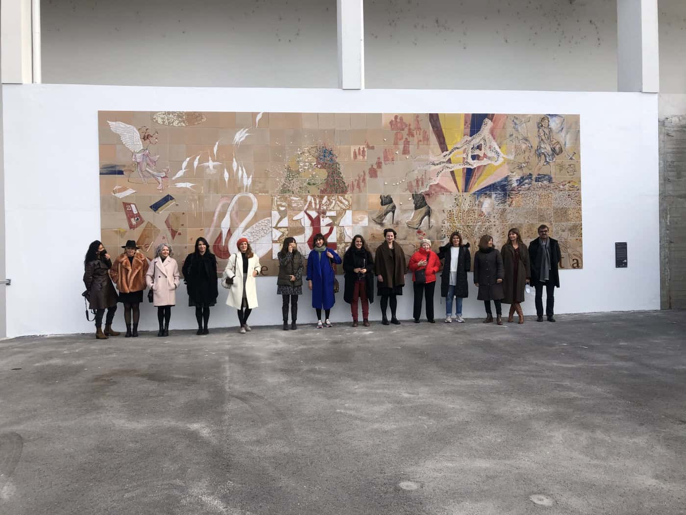 12 mulheres pintam painel de azulejos pelo fim da violência no feminino