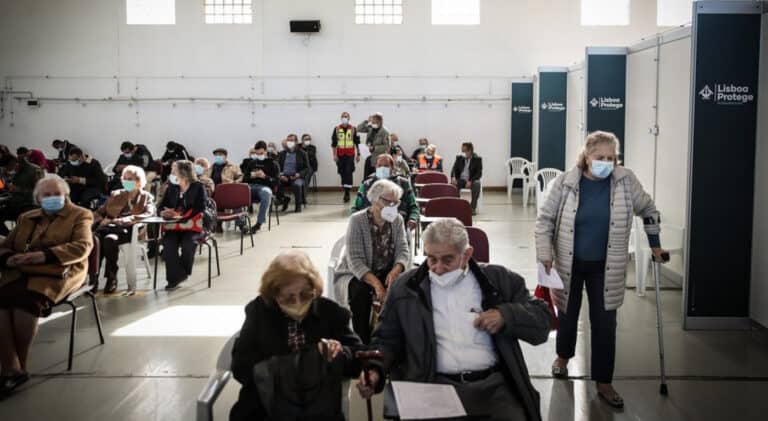 Mais 17 óbitos e 4.670 casos de Covid em Portugal. Rt desce e incidência sobe&nbsp;