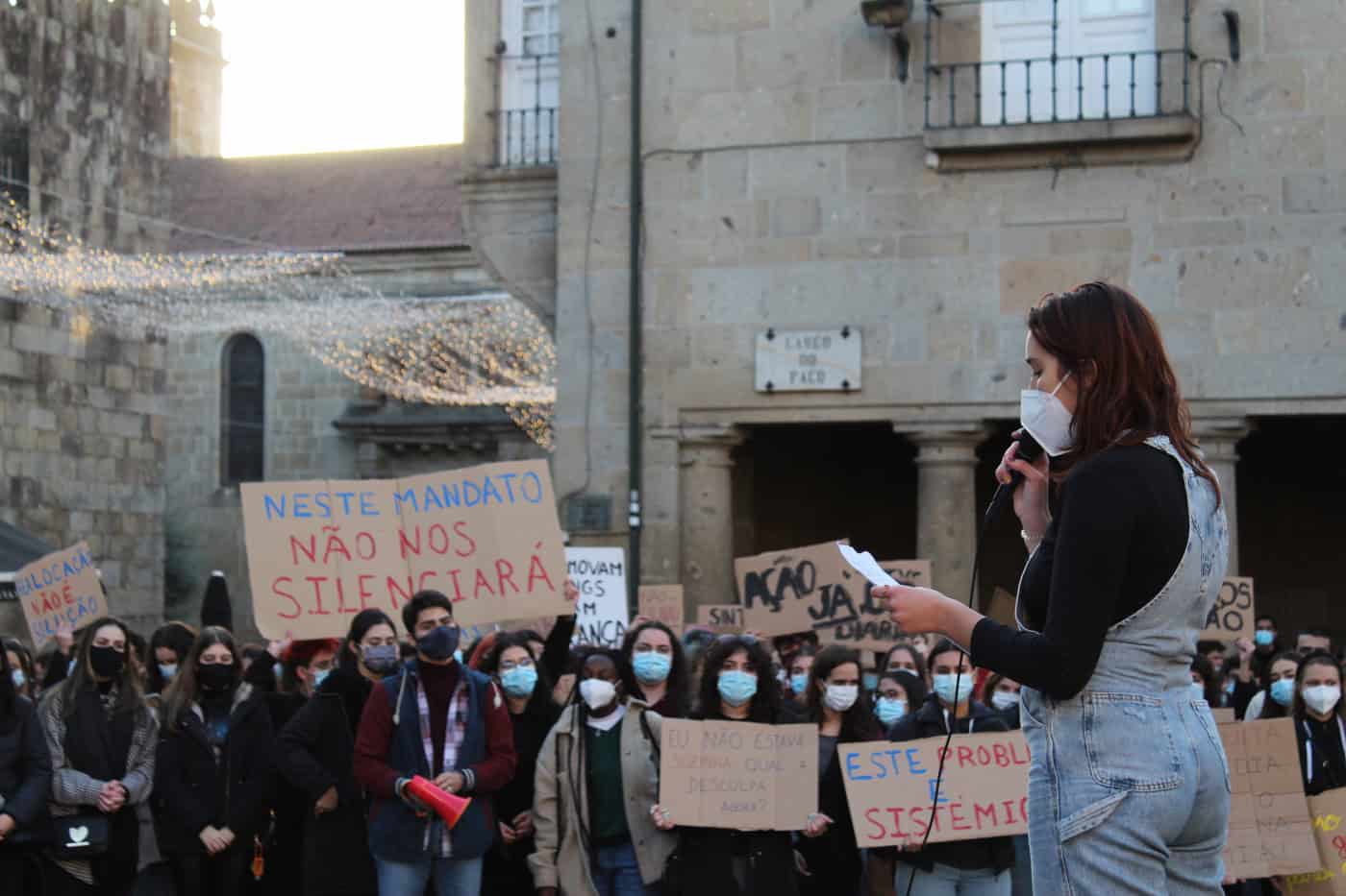 Estudantes exigem mais segurança. Reitoria aberta para receber representantes