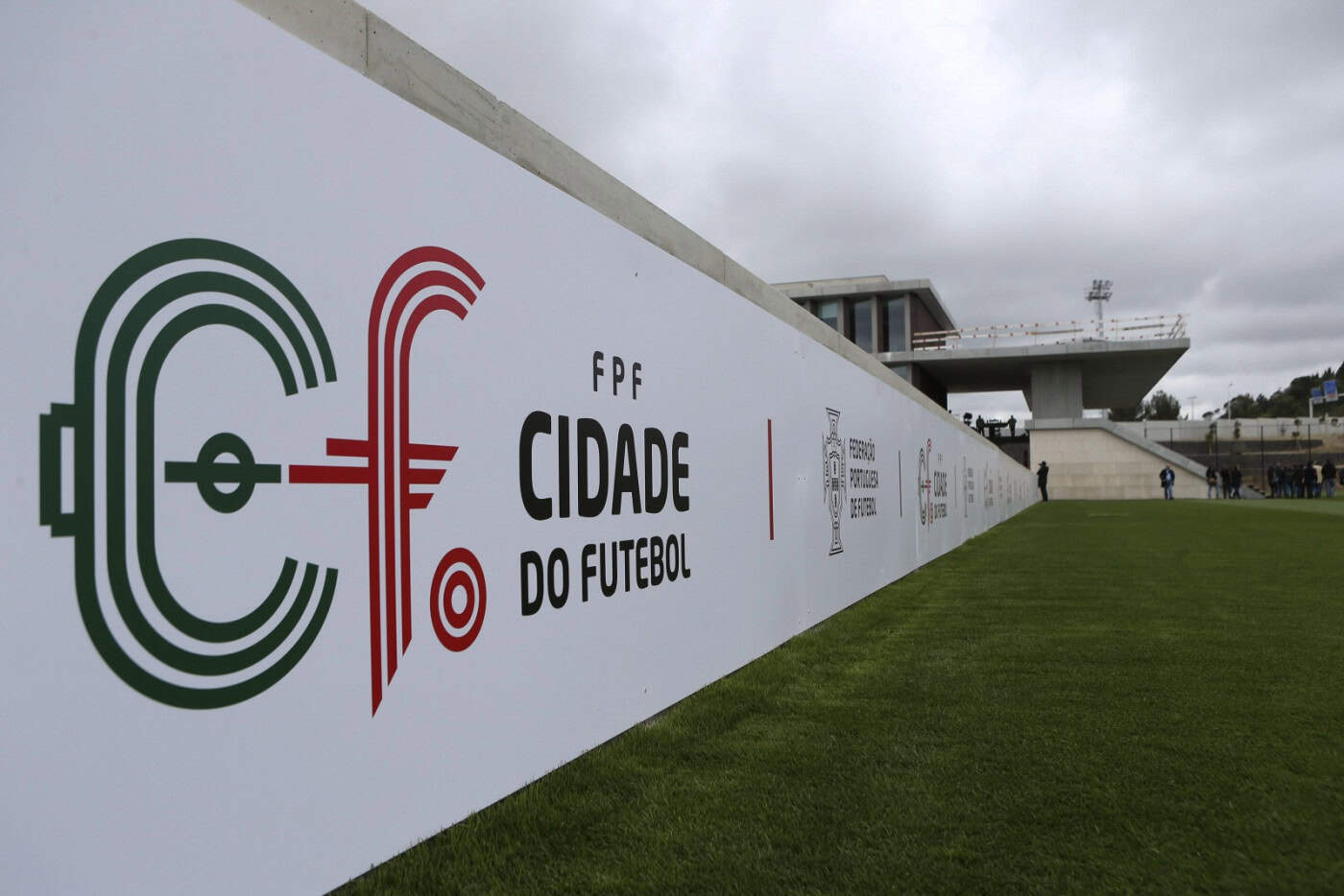 Covid-19: Autoridades do futebol querem impedir jogos com menos de 13 jogadores por equipa