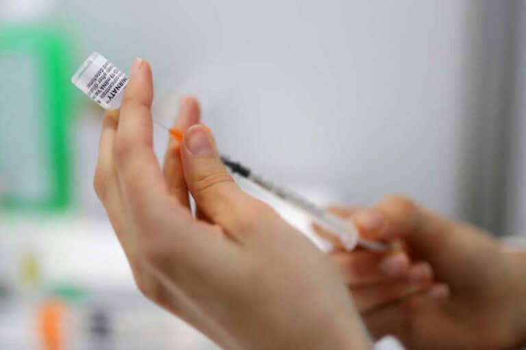 Vacinas são eficazes contra a variante ómicron, garante OMS