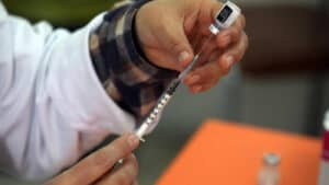 Maiores de 50 anos vão receber terceira dose de vacina