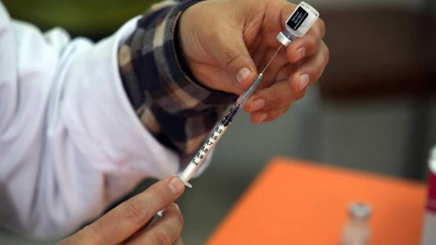 Maiores de 50 anos vão receber terceira dose de vacina