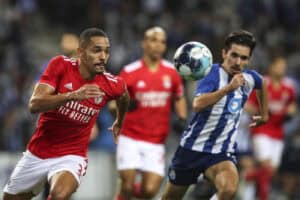 FC Porto recebe Benfica sobre brasas perante o olhar atento do Sporting&nbsp;