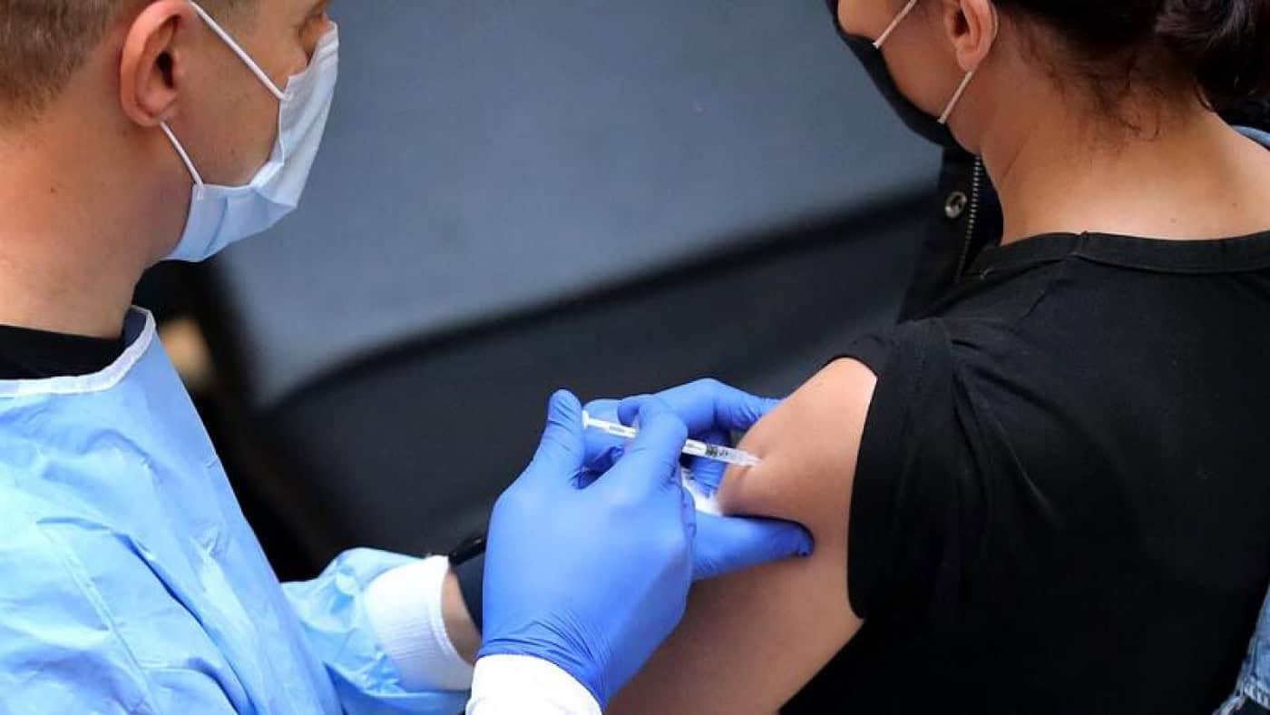 Vacinação na UE começou há um ano e já chegou a mais de 78% dos adultos