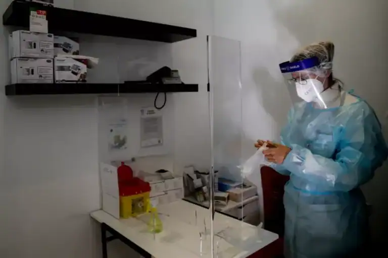 Ómicron responsável por quase 90% das infeções em Portugal