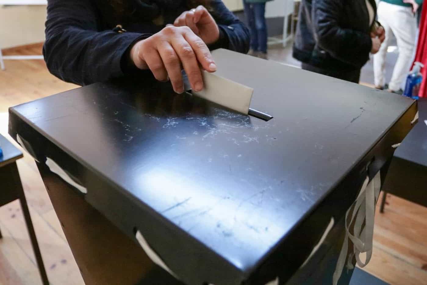 Governo duplica mesas de voto antecipado devido ao aumento de casos de Covid-19