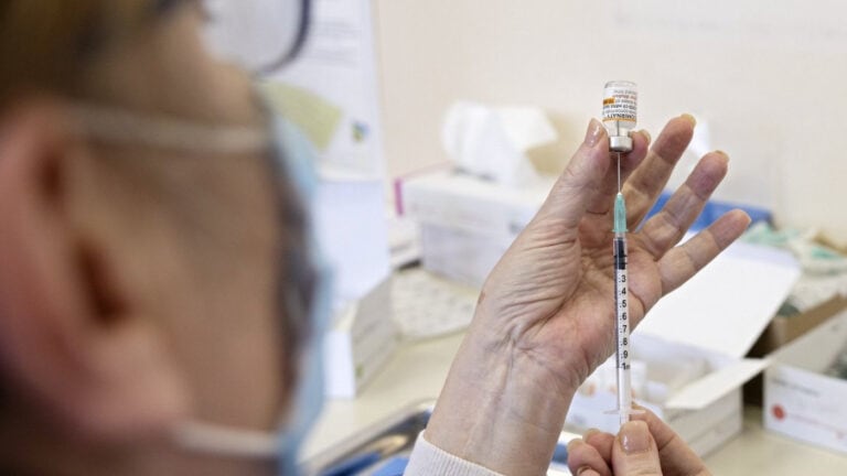 Mais de 80% dos adultos da UE estão totalmente vacinados mas Bruxelas pede mais