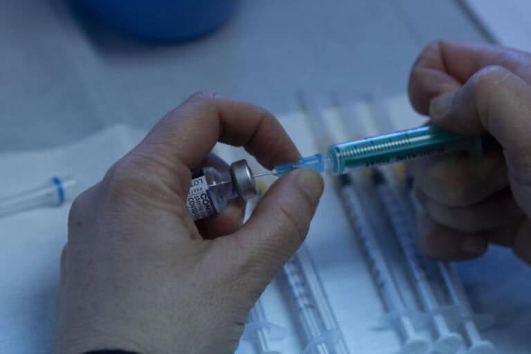 Covid-19. Maiores de 45 anos já podem agendar dose de reforço da vacina