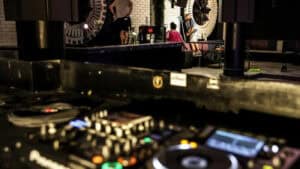 Bares e discotecas reabrem esta sexta-feira a partir das 22h00 