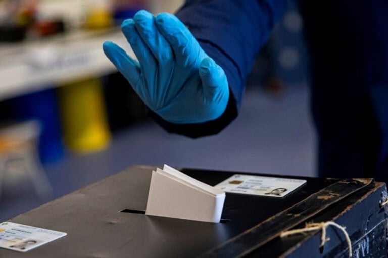 Governo deverá anunciar hoje a decisão sobre o voto das pessoas em isolamento