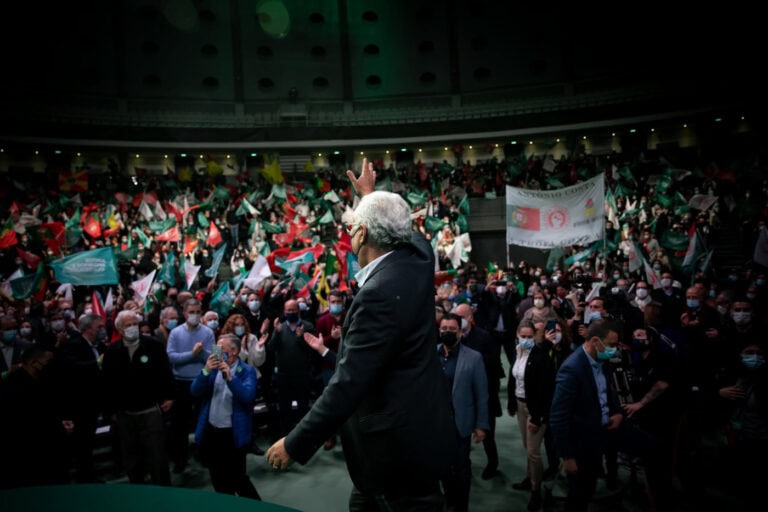 PS vence com maioria absoluta. Com 41,68% da votação, elege 117 deputados