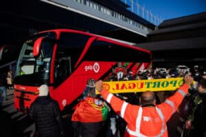 Seleção lusa recebida por uma centena de adeptos