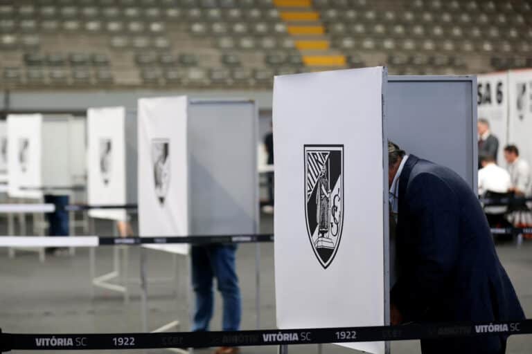 Eleições Vitória SC. Mesa da AG valida as três listas, mas não descarta dúvidas