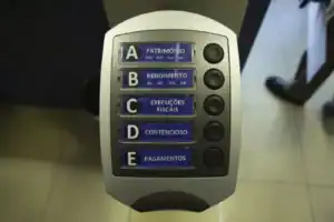 Número de funcionários públicos sobe 2% em 2021 e atinge valor mais alto da década 