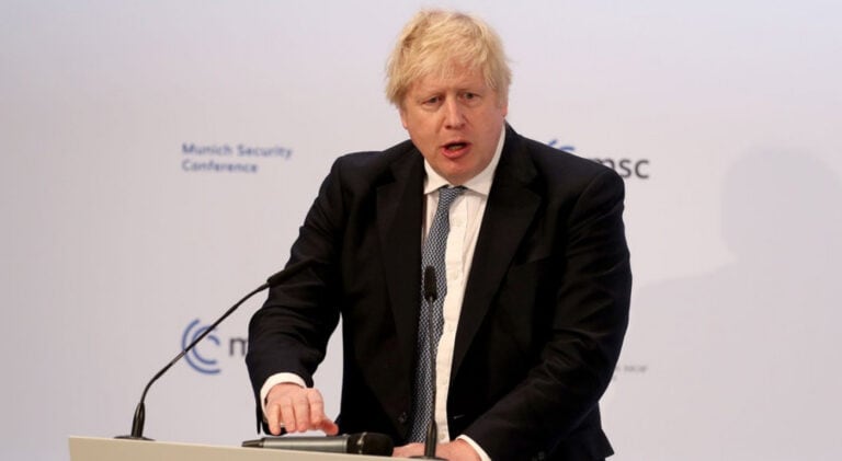 Reino Unido impõe sanções a três oligarcas e cinco bancos russos&nbsp;