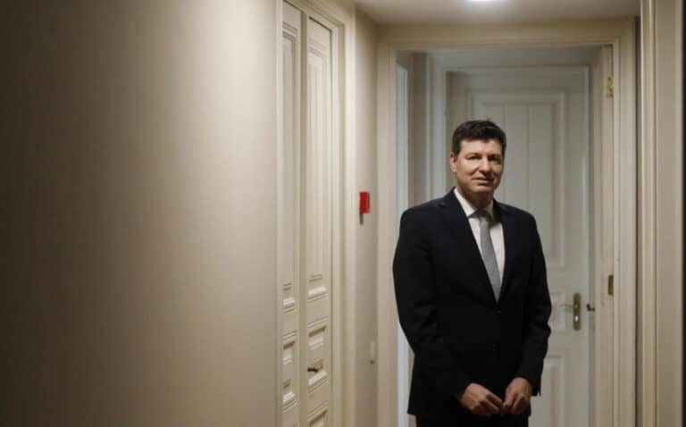 "Foi um erro adjudicar 70% de obras públicas a espanhóis"