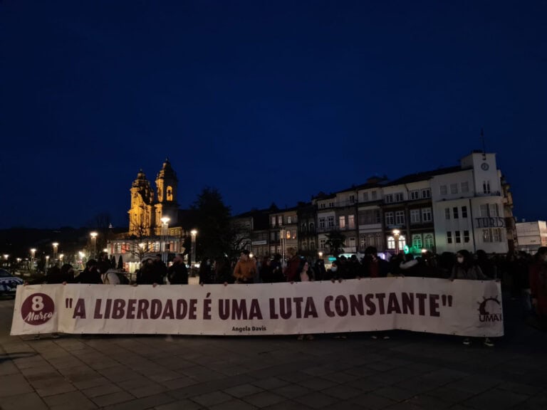 Largas dezenas de pessoas marcham pela igualdade. “É uma luta antiga, mas ainda está a meio”