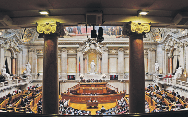 XV legislatura começa hoje com eleição do novo presidente da AR e acolhimento dos deputados