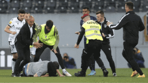 Adepto que invadiu relvado em Guimarães proibido de entrar em estádios 