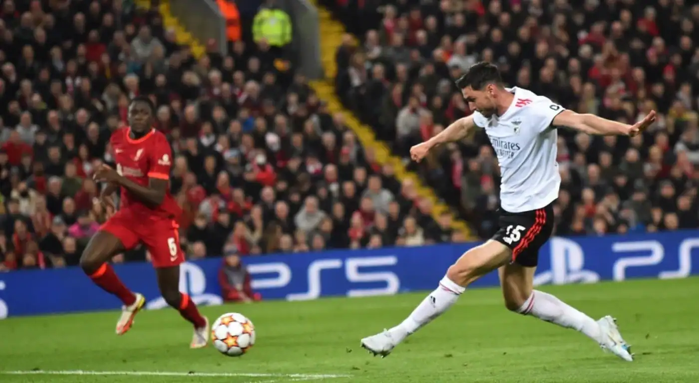 Benfica empata em Liverpool mas falha meias-finais da Liga dos Campeões