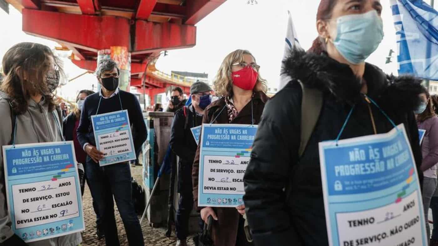 Docentes entregam esta terça-feira no parlamento petição pelo fim da precariedade
