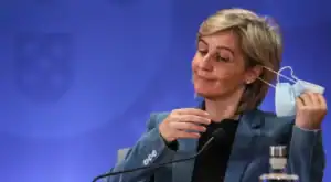 Governo anuncia fim do uso obrigatório de máscara