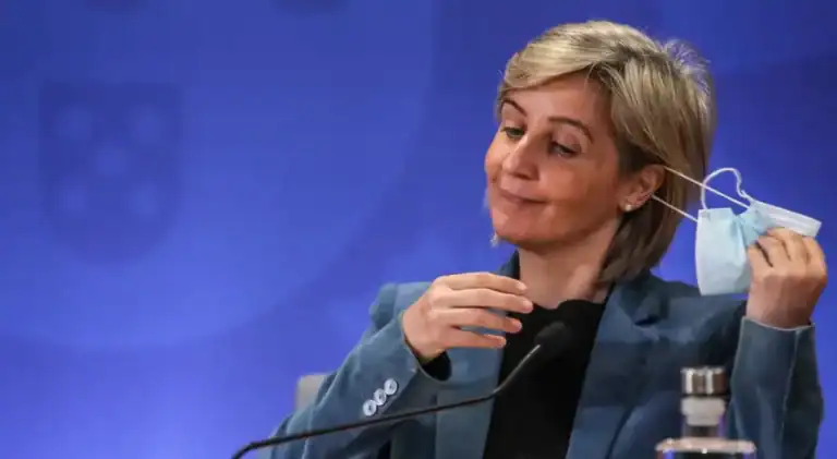 Governo anuncia fim do uso obrigatório de máscara