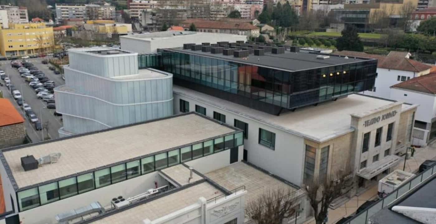 Escolas com cursos no Teatro Jordão e Garagem Avenida não receberam queixas