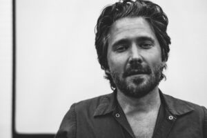 Christopher Paul Stelling apresenta álbum "intimista" no Theatro Circo