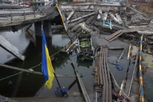 Ucranianos procuram regressar a casa; Irpin tenta 'acordar' após invasão russa