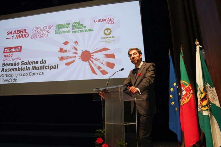 “Não se é democrata apenas em determinadas latitudes”