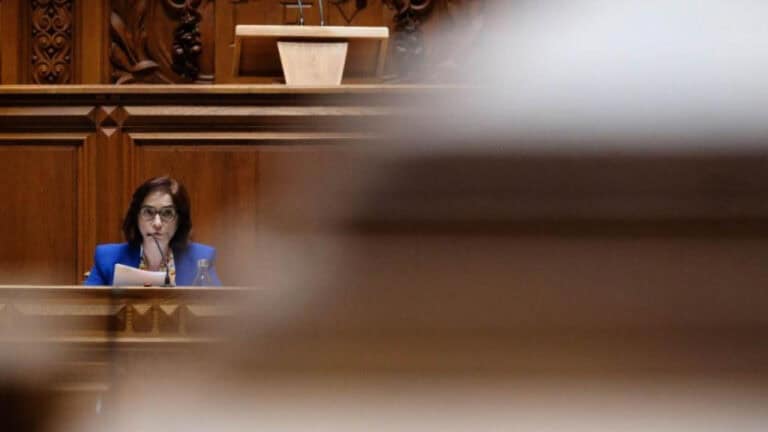 Ministra promete rever modelo de financiamento do ensino superior